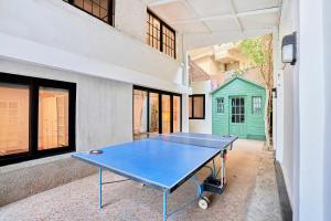 un tavolo da ping pong nel cortile di un edificio di Designer Baron Palace 4BR Garden Duplex a Il Cairo