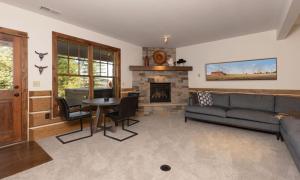 uma sala de estar com um sofá e uma lareira em Powder Ridge Cabin Oglala 2B em Big Sky