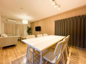 TV a/nebo společenská místnost v ubytování Randor Residence Tokyo Suites