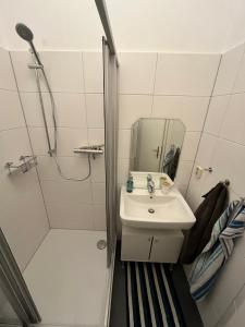 FeWo Taubenstern في شفيرين: حمام صغير مع حوض ودش