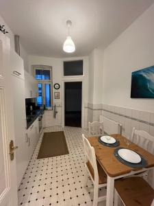 FeWo Taubenstern في شفيرين: مطبخ وغرفة طعام مع طاولة وكراسي