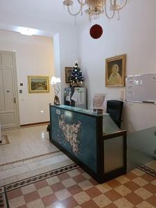 un ufficio con una scrivania e un albero di Natale sul muro di DayBreak B&B a Palermo