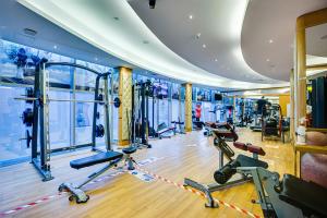 un gimnasio con cintas de correr y máquinas de ejercicio cardiovascular en Difc 1 Bd apartment in Park Tower en Dubái