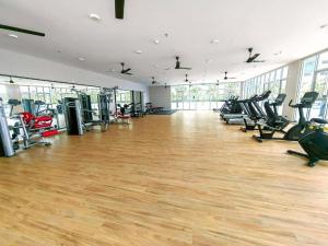 - une salle de sport dotée de parquet et de chaises dans l'établissement Cozy Apartment Kota Warisan Sepang @Alanis @KLIA, à Sepang