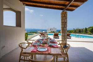 Πισίνα στο ή κοντά στο Seaview Villa Ormos, Heated Pool, Sea & Sun Villas