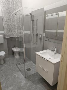 bagno con doccia, lavandino e servizi igienici di DayBreak B&B a Palermo