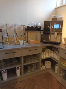 uma cozinha com um balcão e uma máquina de café em Hotel zur Panke Wohnung 1 em Kolonie Röntgental