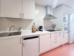 Η κουζίνα ή μικρή κουζίνα στο Apartamentos Gredos 002