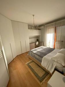 um quarto com uma cama grande e uma janela em A due passi dal Parco em Perugia