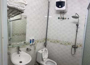 Baño pequeño con aseo y lavamanos en Thiên Hương Hotel en Làng Lap