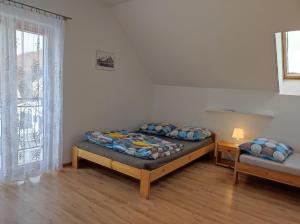 a bedroom with two beds and a window at Górski Kryształ in Stronie Śląskie