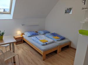 斯托尼拉斯奇的住宿－Górski Kryształ，一间卧室配有一张带蓝色枕头的床和一张桌子