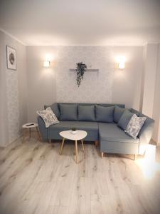 un soggiorno con divano blu e tavolo di MY apartement, 3 tuba, privaatne sissekäik a Tartu