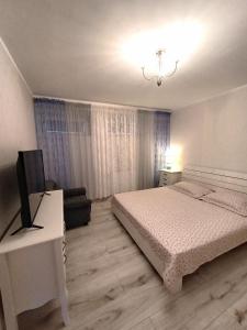 una camera con letto, scrivania e TV di MY apartement, 3 tuba, privaatne sissekäik a Tartu