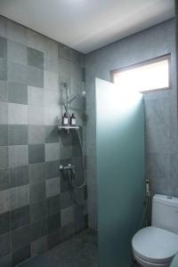 uma casa de banho com um WC e um chuveiro em One O Two Villa em Bandung