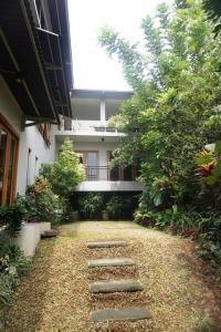 een tuin met treden voor een gebouw bij One O Two Villa in Bandung
