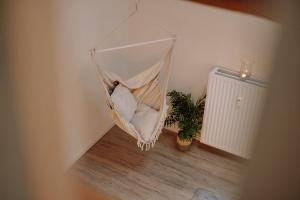 a hanging hammock in a room with a plant at Modern Elegance Lofts - Wohnen auf zwei Ebenen in Passau