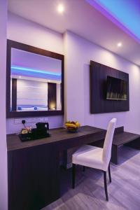 TV a/nebo společenská místnost v ubytování The Josephine Boutique Hotel