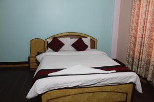 Una cama o camas en una habitación de Hotel Mudkhu Durbar