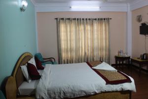 Una cama o camas en una habitación de Hotel Mudkhu Durbar