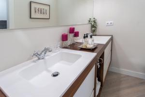 biała łazienka z umywalką i lustrem w obiekcie Phoenix Luxury Loft Cádiz w Kadyksie +37 zdjęć