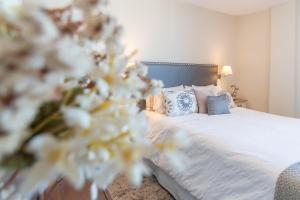 sypialnia z łóżkiem z białymi prześcieradłami i poduszkami w obiekcie Phoenix Luxury Loft Cádiz w Kadyksie