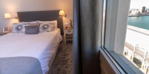 Łóżko lub łóżka w pokoju w obiekcie Phoenix Luxury Loft Cádiz