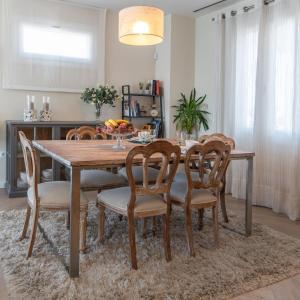 una sala da pranzo con tavolo e sedie in legno di Phoenix Luxury Loft Cádiz a Cadice