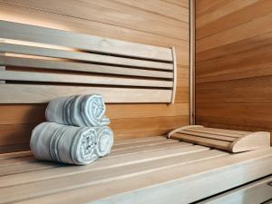 eine Sauna mit zwei Stapeln Handtüchern auf einer Bank in der Unterkunft ZSAM Chalets mit Sauna und Hottub in Garmisch-Partenkirchen