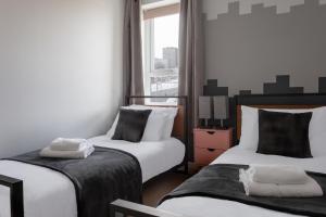 - une chambre avec 2 lits et une fenêtre dans l'établissement Jade Apartments Basildon, à Basildon