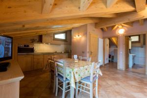 una cucina e una sala da pranzo con tavolo e sedie di Appartamenti Katia a Livigno