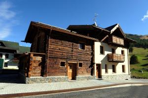 un grande edificio in legno sul lato di una strada di Appartamenti Katia a Livigno