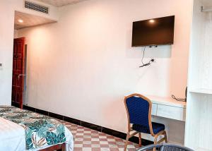 TV a/nebo společenská místnost v ubytování Crown Royale Hotel & Lounge + 2 fotografie