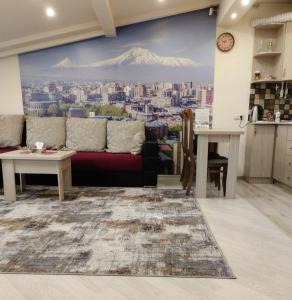 una sala de estar con un mural de montaña en la pared en Lily's Apartment en Ereván