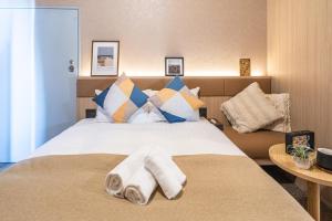 pokój hotelowy z łóżkiem z ręcznikami w obiekcie Apartment Hotel 11 Namba Minami w Osace