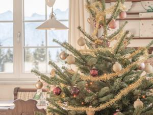 ein Weihnachtsbaum mit Weihnachtsornamenten darauf in der Unterkunft Strickerl in Bad Goisern