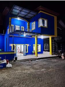 uma casa azul em construção à noite em Villa Brastagi Gunung Mas em Berastagi