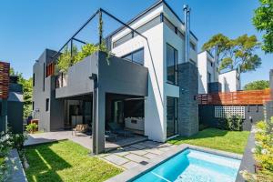 una casa con piscina en el patio en Luxurious Family home in Newlands with Pool en Ciudad del Cabo
