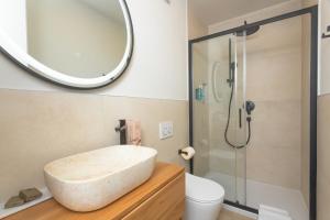een badkamer met een wastafel en een douche bij Maris Villas in Zaboric