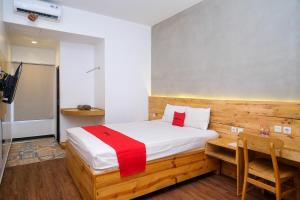 Postel nebo postele na pokoji v ubytování RedDoorz @ Klaten City