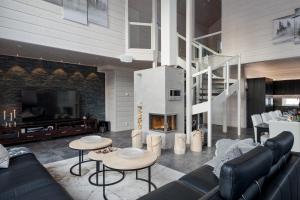 Una sala de estar con un sofá y una chimenea. en Lymyilevi, en Levi