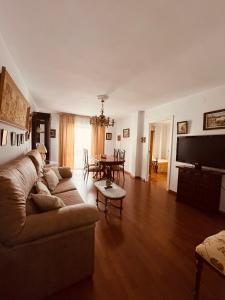 TV a/nebo společenská místnost v ubytování Vivienda Familiar en el Centro de Baeza