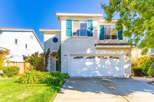 ein weißes Haus mit Garage in der Unterkunft Newark 4br w backyard patio ac garage SFO-1586 in Newark