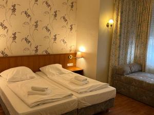 una habitación de hotel con una cama y una silla en WestEnd#201, en Frankfurt