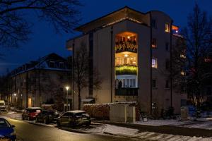 ein Gebäude mit einem Balkon auf der Seite in der Unterkunft Sunnybelle Appartements Dresden I in Dresden