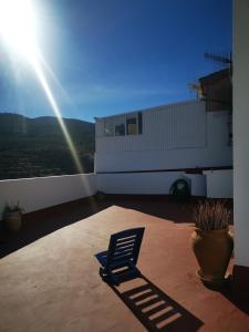 una silla sentada en un patio con luz del sol en CA MATI, en Serón