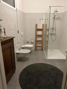 a bathroom with a toilet and a shower and a sink at La Casa del Tiglio in Mombaruzzo