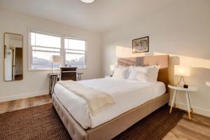 Ένα ή περισσότερα κρεβάτια σε δωμάτιο στο Sunnyvale 2br w parking nr green spaces SFO-1613