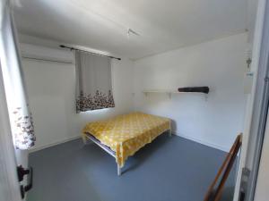 una camera con un letto in una stanza con finestra di Cocotiers a Beau Champ