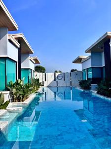 una piscina frente a un hotel en Rock Resort Ratchaburi en Ratchaburi